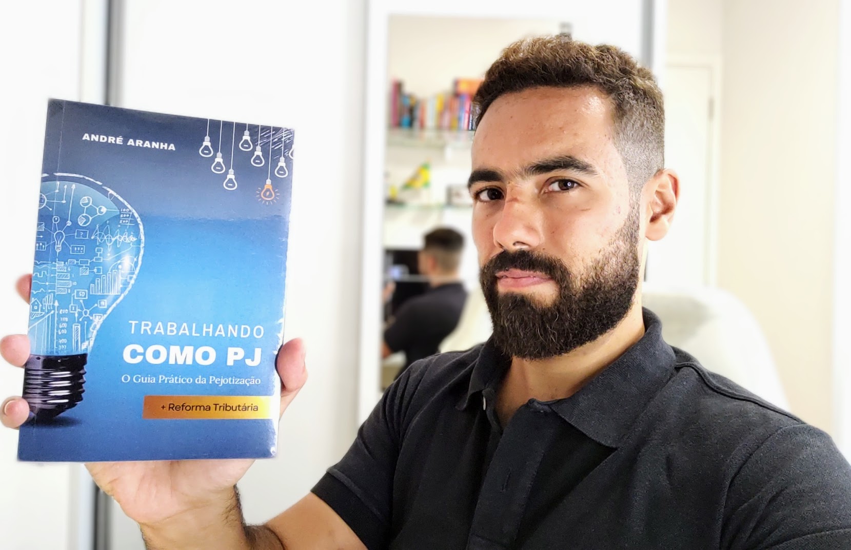 Livro Trabalhando como PJ - O Guia Prático da Pejotização nas mãos do autor André Aranha, do Contrato PJ.